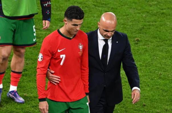 Ảnh bài viết Bồ Đào Nha bại trận, HLV Martinez nói thẳng về tương lai của Ronaldo