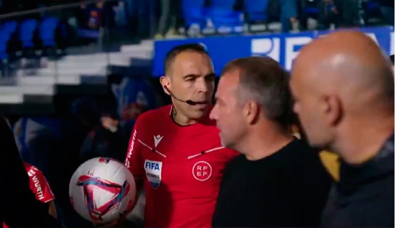 Ảnh bài viết Trọng tài phản pháo Flick: "Sao chúng tôi phải bịa ra một tình huống việt vị?"