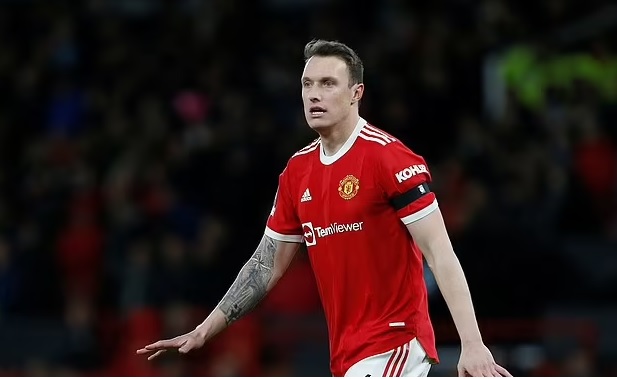 Ảnh bài viết Phil Jones tiết lộ đồng đội tại Manchester United luôn đi muộn