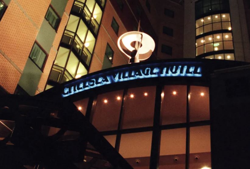 BlueCo vẫn sở hữu khách sạn của mình.