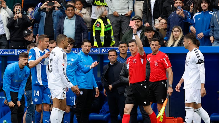 Mbappe đã gây sốc với tấm thẻ đỏ chỉ sau nửa giờ thi đấu.