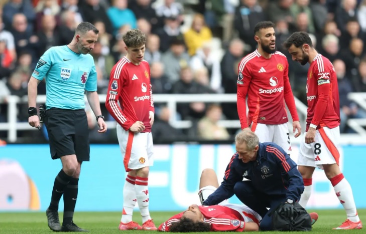 Ảnh bài viết Mazraoui – mắt xích yếu khiến hàng thủ MU sụp đổ tại St James’ Park