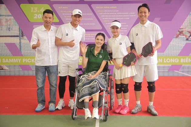 Ảnh bài viết Vợ Mạc Hồng Quân ngồi xe lăn ra sân pickleball