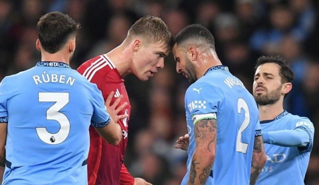 Ảnh bài viết Kyle Walker ăn vạ, bị Hojlund châm biếm đầy hài hước