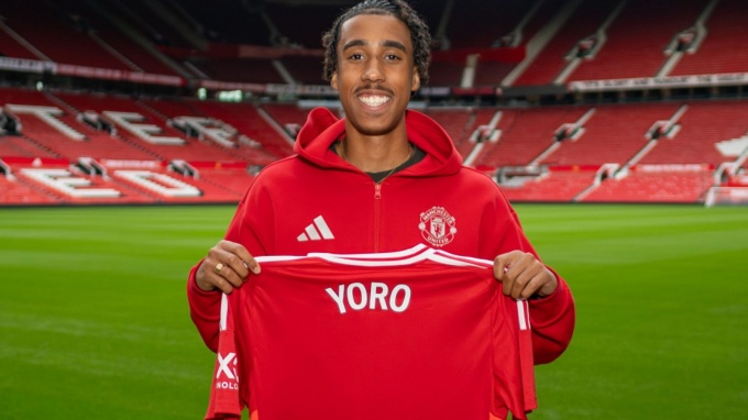 Ảnh bài viết Leny Yoro rạng rỡ ra mắt Man Utd, lộ diện số áo huyền thoại