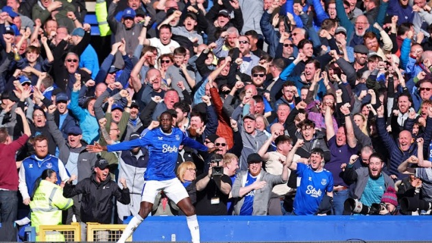 Ảnh bài viết Xác nhận! Kẻ hạ sát MU suýt rời Everton, Moyes ngăn cản