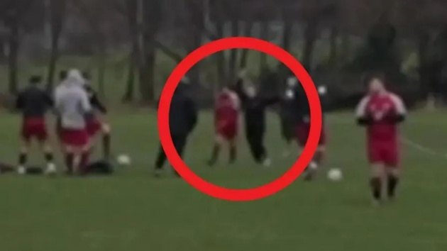 Ảnh bài viết Choáng! Cầu thủ bị vợ táng vào đầu ngay trên sân vì ngoại tình