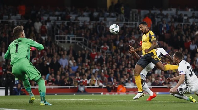 Cú đúp của Walcott giúp Arsenal thắng dễ Basel. Ảnh: Intenet.