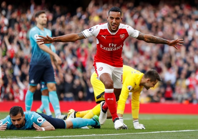 Phong độ chói sáng của Walcott giúp Arsenal bay cao ở mọi đấu trường. Ảnh: Internet.