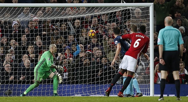 Pogba đánh đầu gọn gẽ sau đường chuyền như đặt của Mata.