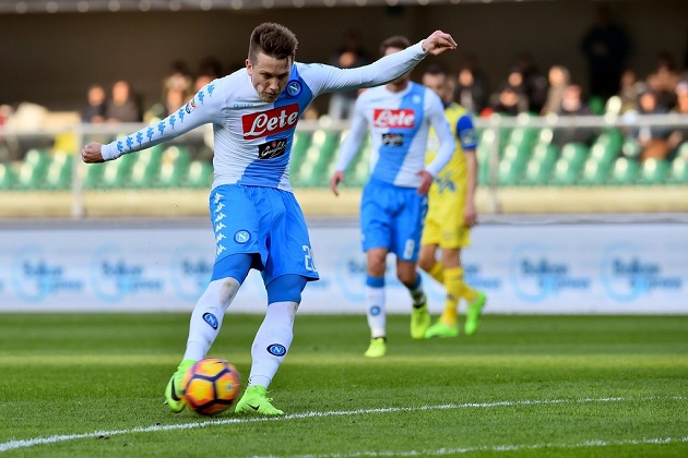 Sang hiệp hai, Zielinski sút xa quyết đoán làm tung lưới Chievo lần thứ ba.