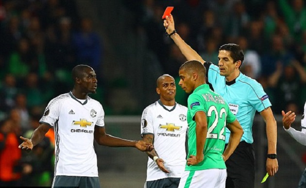 Man Utd chỉ còn thi đấu với 10 người từ giữa hiệp hai khi Bailly bị truất quyền thi đấu.