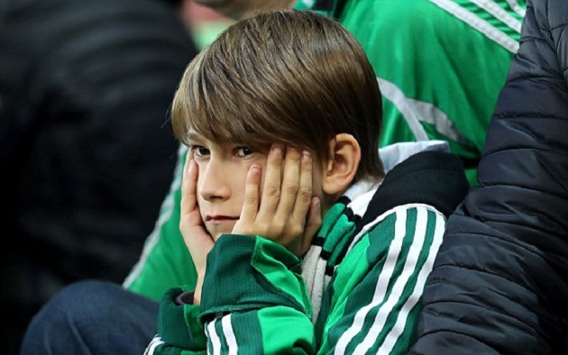 Nỗi buồn của một CĐV nhí khi đội nhà chịu thất bại.