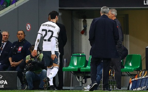 Tuy nhiên đến phút 25, Mkhitaryan đã phải tập tễnh rời sân do chấn thương.