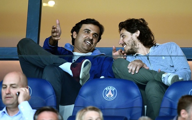 Ông chủ PSG - Tamim bin Hamad Al-Thani (trái) cũng có mặt trên khán đài.