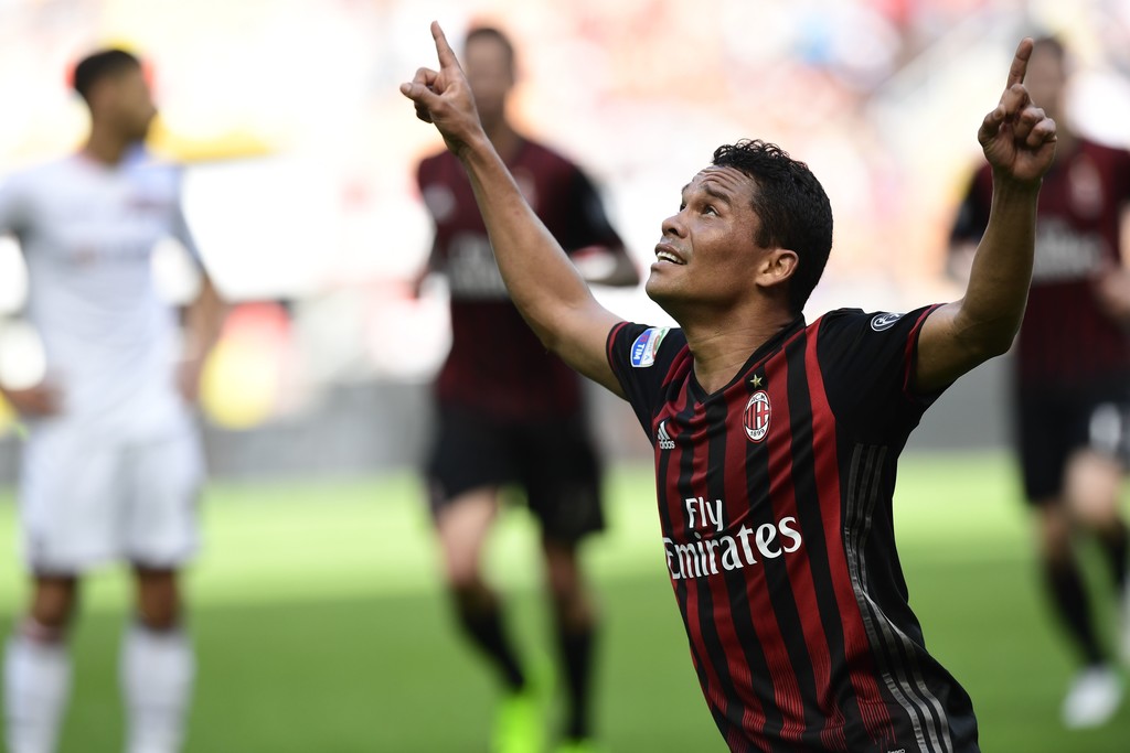 Phút 37, Bacca đánh đầu giúp Milan tạm dẫn 3-0.