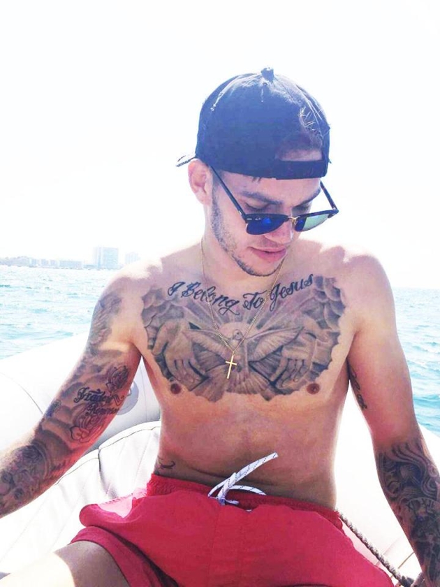 Giữa ngực Ederson là dòng chữ "I belong to Jesus".