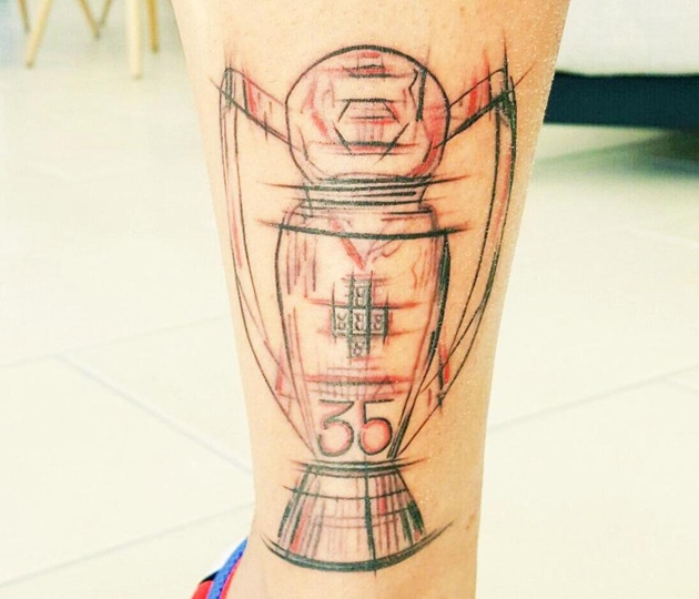 Sau khi cùng Benfica đăng quang cúp quốc gia năm 2015, Ederson đã xăm chiếc cúp lên cánh tay.