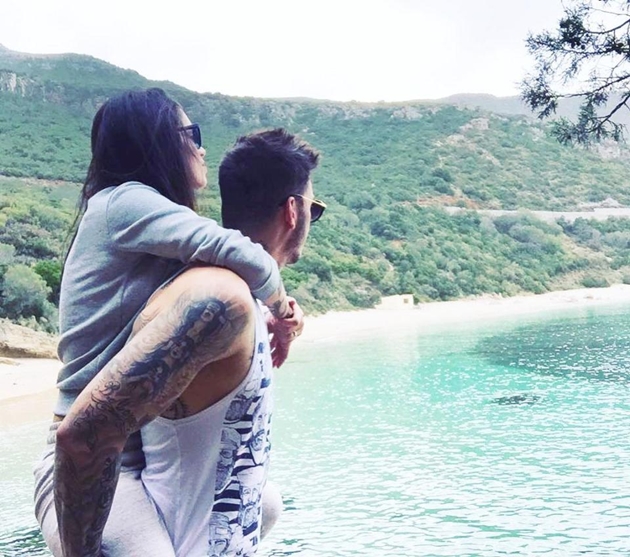 Bạn gái Ederson cũng là một người thích xăm mình.