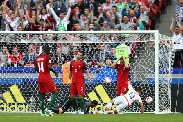 Tuy nhiên, trước khi hiệp một khép lại, Chicharito đã đánh đầu kéo trận đấu về vạch xuất phát.