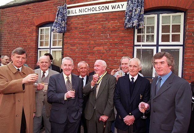 Các ông chủ của Tottenham đang ăn mừng việc đặt tên cho khán đài phía tây.