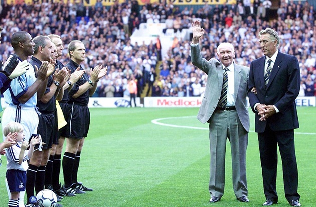 Nicholson - cựu HLV của Gà trống vẫy chào khán giả trong một trận đấu ở năm 2001.