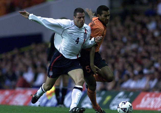 Jamie Carragher và Giovanni van Bronckhorst tranh chấp bóng trong một trận đấu giao hữu trên sân White Hart Lane vào năm 2001.