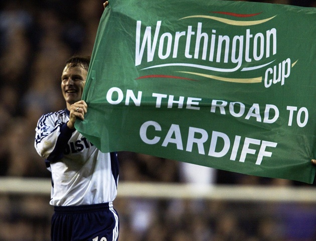 Tiền đạo Sheringham ăn mừng trận thắng Chelsea bằng tấm băng rôn: "Đường tới Cardiff". Đáng tiếc ở trận CK, họ lại thua Blackburn với tỉ số 1-2.