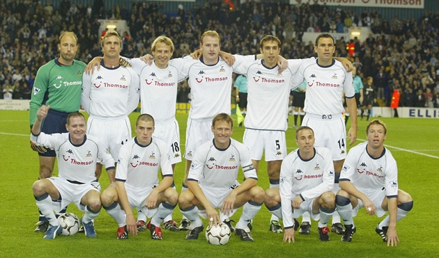 Đội hình của Tottenham vào đầu những năm 2000. Hàng trên từ trái qua: Kasey Keller, Ginola, Klinsmann, Gary Doherty, Goran Bunjevcevic, Gus Poyet. Hàng dưới từ trái qua: Gascoigne, Dean Marney, Sheringham,  Chris Perry và Steffen Freund.