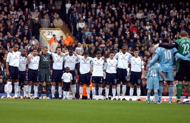 Các cầu thủ Bolton và Tottenham dành một phút mặc niệm cho HLV Bill Nicholson vào tháng 10 năm 2004.