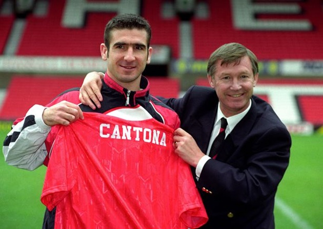 Đến với Man utd vào năm 1992 với cái giá 1,2 triệu bảng từ Leeds, Cantona nhanh chóng hòa nhập với Quỷ đỏ và trở thành một huyền thoại của sân Old Trafford với 4 danh hiệu vô địch quốc nội.