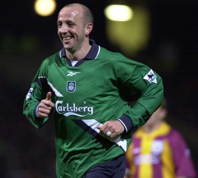 Gary McAllister là một cầu thủ không quá nổi bật của giải Ngoại hạng. Anh đến Liverpool bằng bản hợp đồng tự do vào năm 2000. Có điều không ai biết rằng anh chính là người dìu dắt Steven Gerrard.