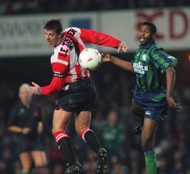 Lucas Radebe chơi cho Leeds từ năm 1994. Tại đây, anh có 11 năm chơi bóng và trở thành huyền thoại của sân Elland Road.