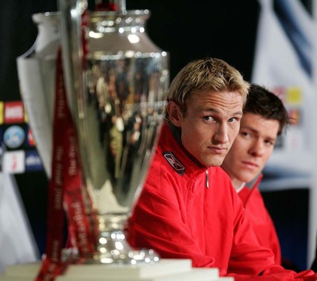 Sami Hyypia là ai? Đó là câu hỏi của nhiều người khi hậu vệ này chuyển đến Liverpool vào năm 1999. Sau 10 năm chơi bóng cho Lữ đoàn đỏ, anh đã đóng góp rất nhiều chiến tích lẫy lừng. Rực rỡ nhất hẳn là chiếc cúp C1 vào năm 2005.