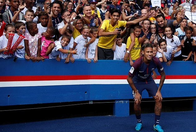 Neymar chụp ảnh cùng người hâm mộ.