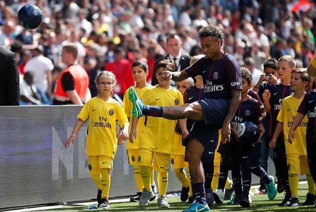 Neymar tặng những quả bóng lưu niệm cho các CĐV.