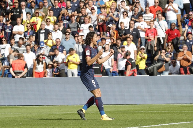 Sau nhiều nỗ lực, phút 42, Cavani nổ súng từ một pha dứt điểm quyết đoán trong vòng cấm.