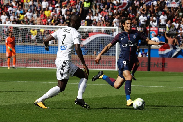 Cavani sau đó đã bỏ lỡ khá nhiều tình huống ngon ăn. Đối mặt, dứt điểm cận thành, đánh đầu... anh đã làm tất cả nhưng không có lần nào thành công.
