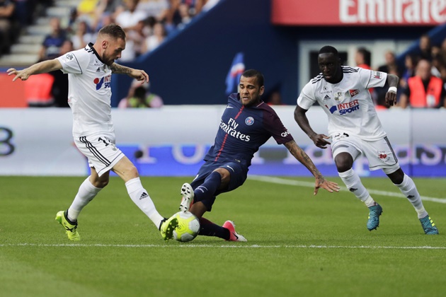 Người kiến tạo cho anh là tân binh Dani Alves.