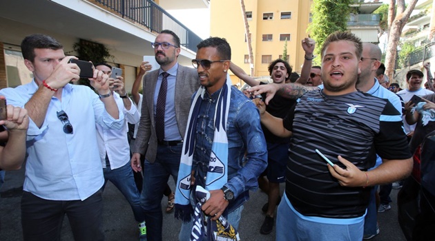 Ngay khi cập bến đến Lazio, cựu tiền vệ của Man Utd đã được báo giới vây quanh.