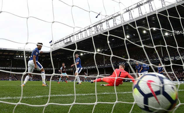 5 cái bóng áo xanh hoàn toàn bất lực trước đường cang ngang khá đơn giản của Burnley.