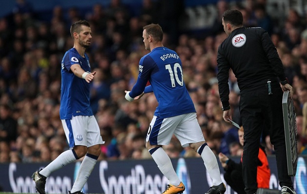 Phút 63, Rooney được vào sân để thay cho Schneiderlin.