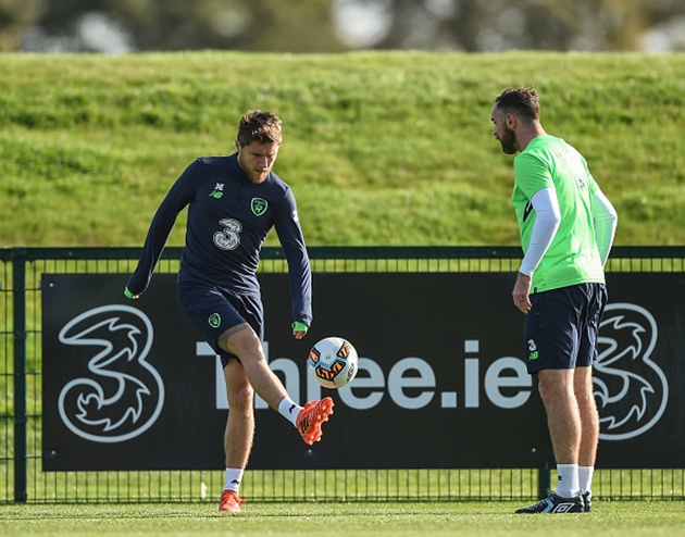 Hiện họ chỉ kém xứ Wales đúng một điểm và còn một trận đối đầu trực tiếp ở lượt cuối cùng.