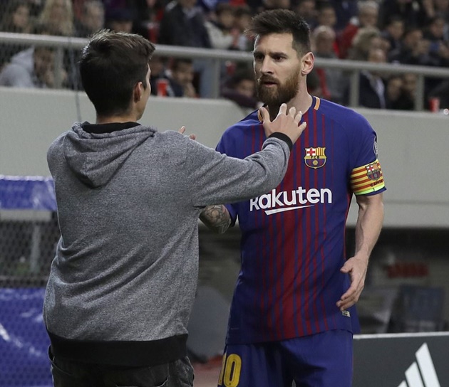 Trong hiệp một, khi Messi chuẩn bị thực hiện một quả phạt góc thì một cậu thanh niên chạy vào sân cố gắng ôm thần tượng.