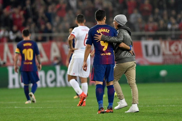 Suarez cũng đến nói chuyện với chàng trai may mắn này.
