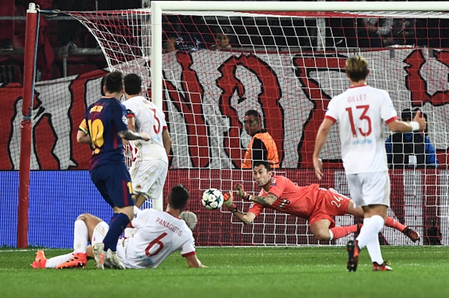 Đáng tiếc, trên sân bóng Messi và các đồng đội lại không thể lần nào chiến thắng được thủ môn Proto.