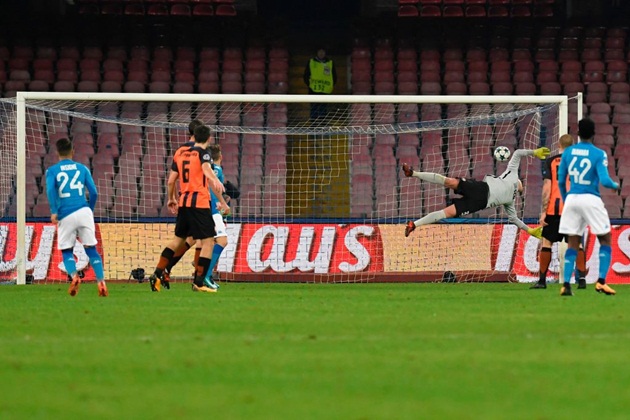 Từ một pha bóng ở biên trái, Lorenzo Insigne cắt mặt vào trong, vượt qua hai hậu vệ đội chủ nhà và cứa lòng vào góc xa.