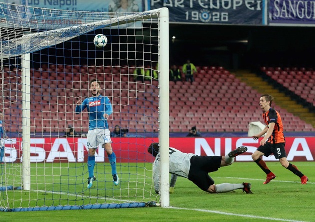 Hai phút sau, Dries Mertens ấn định chiến thắng 3-0 giòn giã bằng pha kết thúc dễ dàng.