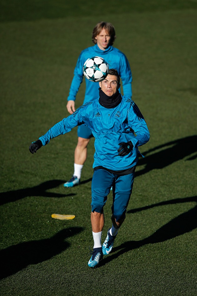 Dù chịu khá nhiều áp lực nhưng Ronaldo vẫn tỏ ra khá thỏa mái. Bằng chứng là trong buổi tập mới nhất của Real, anh liên tiếp thể hiện những kĩ thuật khác nhau khiến người đồng đội Modric chỉ biết đứng như chiêm ngưỡng.