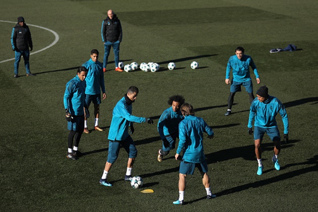 Zidane cũng chỉ cho các cầu thủ tập "chuyền ma" chứ không có nhiều bài nhồi thể lực.